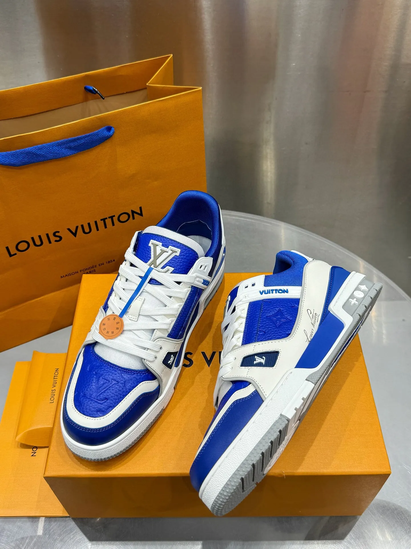 👟👟Ex-factory price 740👟👟 LOUIS VUITTON - the best-looking sneakers by Virgin Abloh, Lv Brand strongly recommends new products, official website limited edition retro basketball sneakers! Both high-top and low-top models spent money to purchase the original 1:1 accurate replica, the details are invincible, full of sincerity, imported custom-made original cowhide, the original package method is the same, the details are 100% restored, the private model customizes the original one-piece TPU outsole, which is different from other brands, without the original version, this effect cannot be achieved! LV’s best-looking couple shoes in the past, don’t miss it! Size: 35-45